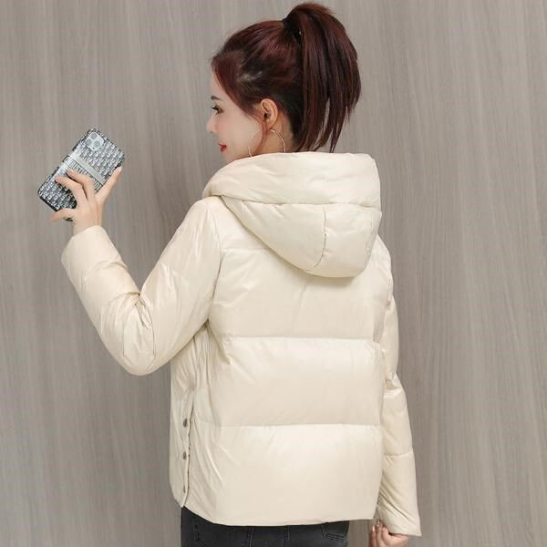 Rövid női kabát kapucnival és oldalsó gombokkal