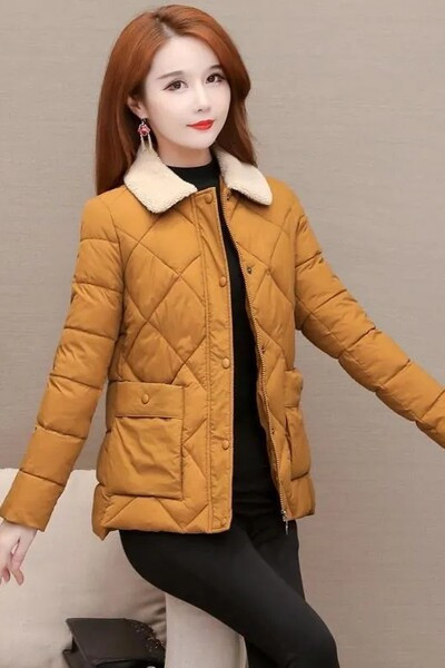 Női kabát klasszikus gallérral és gombos rögzítéssel