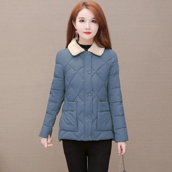 Női kabát klasszikus gallérral és gombos rögzítéssel