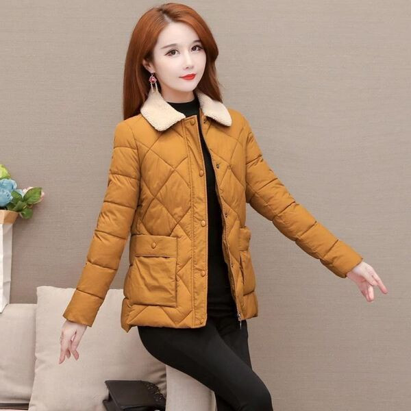 Női kabát klasszikus gallérral és gombos rögzítéssel