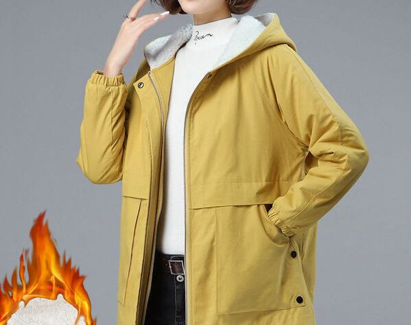 Alkalmi kabát kapucnival és zsebekkel - nőknek