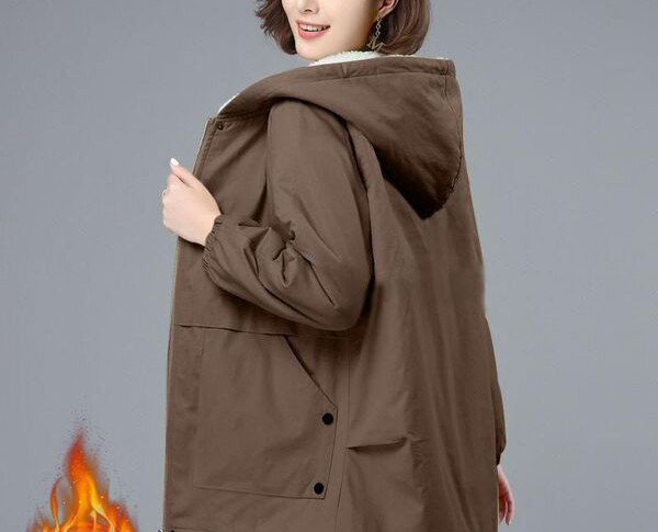 Alkalmi kabát kapucnival és zsebekkel - nőknek