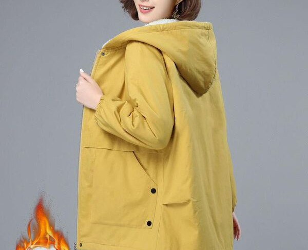 Alkalmi kabát kapucnival és zsebekkel - nőknek