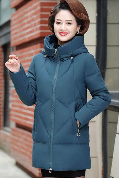 Női téli kabát magas gallérral és cipzárral