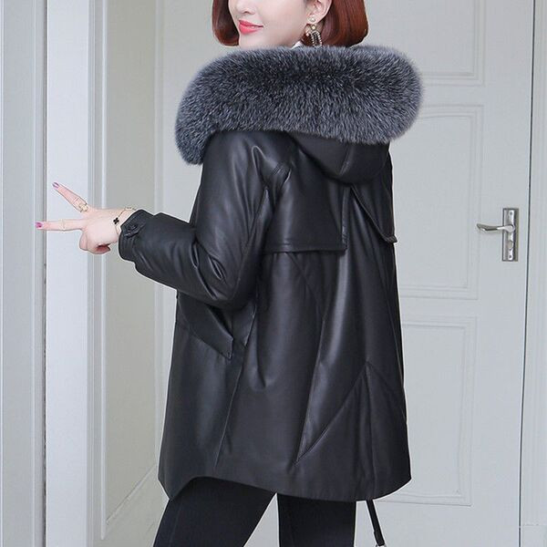 Modern gyerekkabát, fekete és szürke tollgallérral