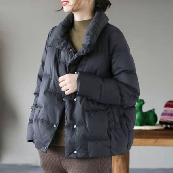 Női meleg kabát rövid modell magas gallérral és gombokkal