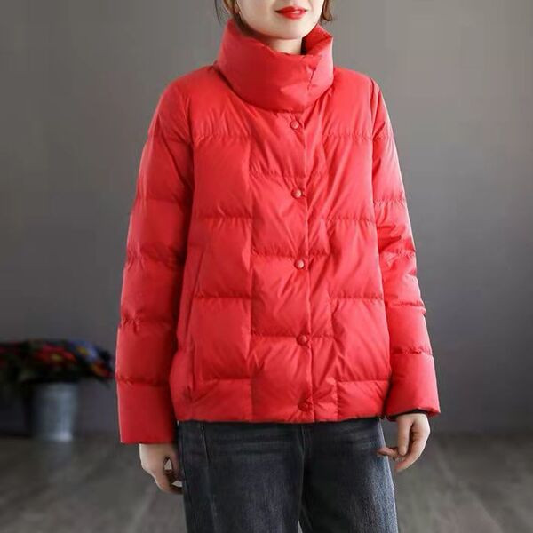 Női meleg kabát rövid modell magas gallérral és gombokkal