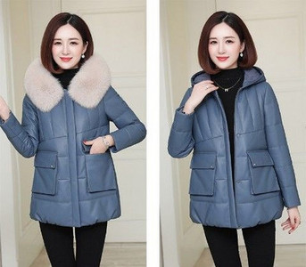 Jelenlegi női kabát tollas gallérral és zsebekkel