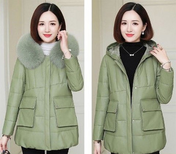 Jelenlegi női kabát tollas gallérral és zsebekkel