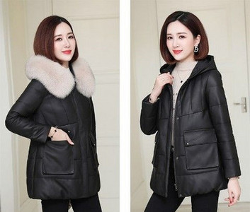 Jelenlegi női kabát tollas gallérral és zsebekkel