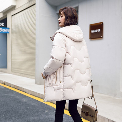 Női téli kabát kapucnival és zsebekkel