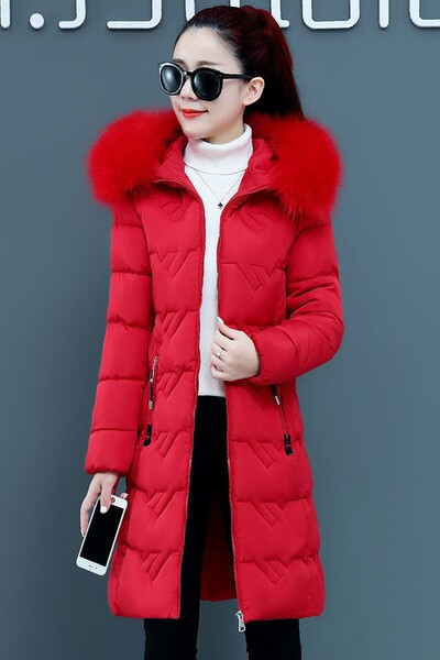 Testhezálló modell női hosszú kabát kapucnival és cipzárral