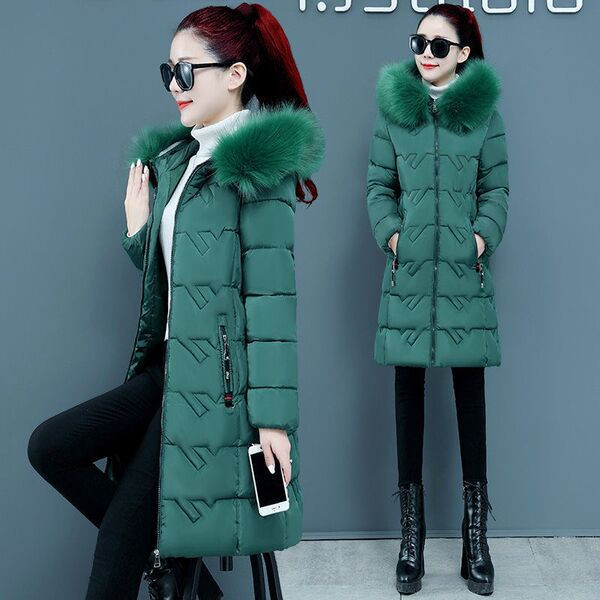 Testhezálló modell női hosszú kabát kapucnival és cipzárral