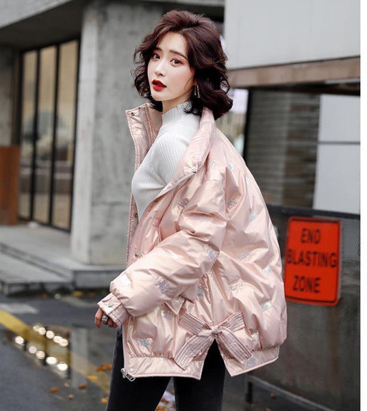 Stílusos női rövid kabát széles modell cipzárral