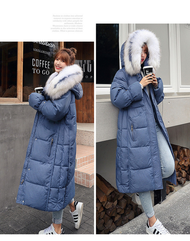 Ingyenes modell női hosszú kabát fém elemekkel az ujjakon és kapucnin