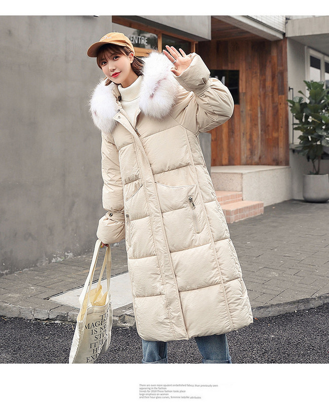 Ingyenes modell női hosszú kabát fém elemekkel az ujjakon és kapucnin