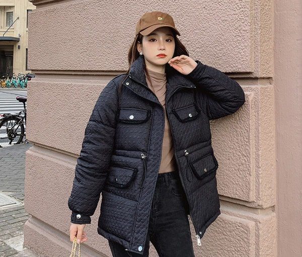 Téli kabát magas gallérral és fűzővel