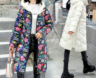 Kétsoros női kabát zsebekkel és cipzárral