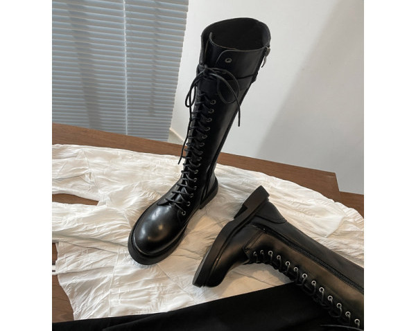Дамски кожени ботуши с връзки и метална катарама 