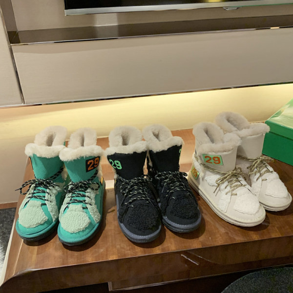 Нов модел дамски боти с емблема и пух в няколко цвята