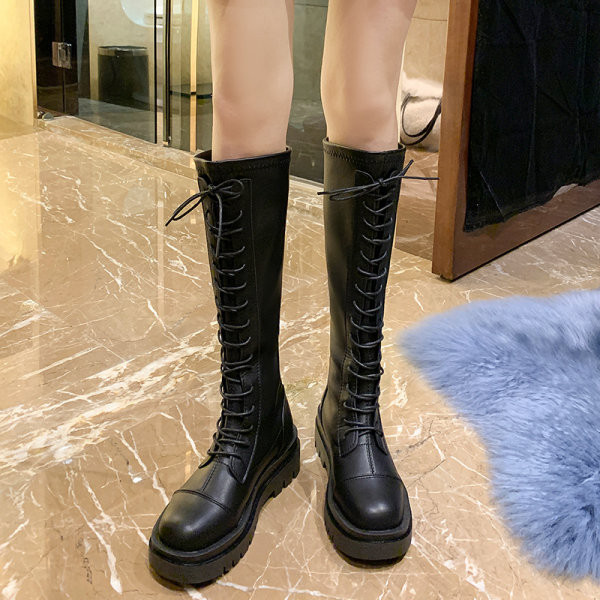 Дамски ботуши с равна подметка и връзки