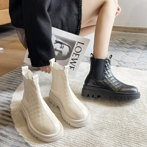 Дамски капитонирани боти с груба подметка 