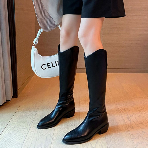 Дамски стилни ботуши заострен модел 