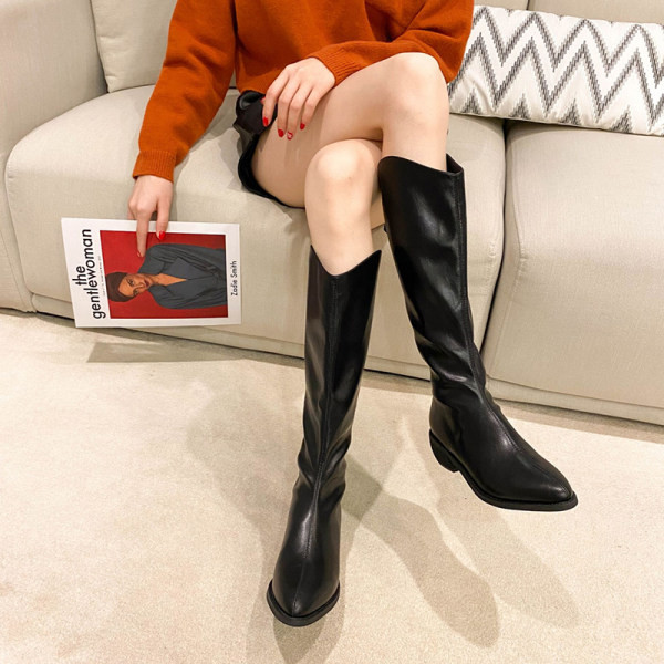 Дамски стилни ботуши заострен модел 