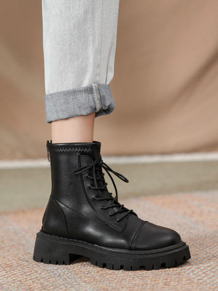 Дамски боти от изкуствена кожа с груба подметка