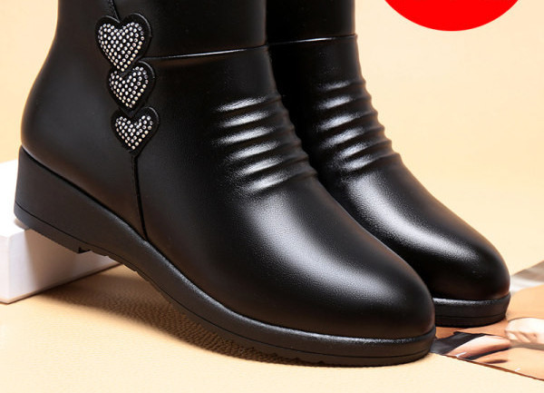 Női bőrcsizma meleg béléssel és díszítő kövekkel