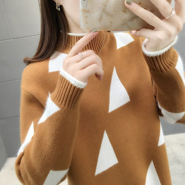 Stílusos női pulóver magas gallérral és hosszú ujjal