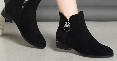 Öko velúrból készült női csizma fém díszítéssel, meleg béléssel