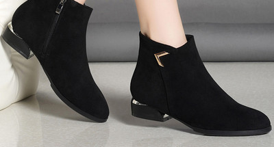 Öko velúrból készült női csizma fém díszítéssel, meleg béléssel