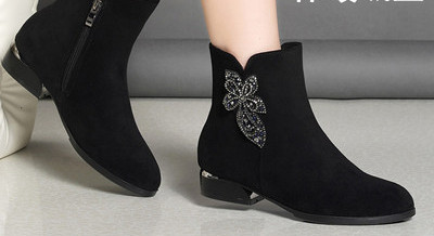 Öko velúrból készült női csizma fém díszítéssel, meleg béléssel