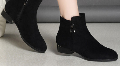 Öko velúrból készült női csizma fém díszítéssel, meleg béléssel