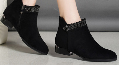 Öko velúrból készült női csizma fém díszítéssel, meleg béléssel