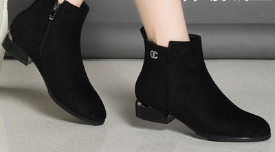 Öko velúrból készült női csizma fém díszítéssel, meleg béléssel