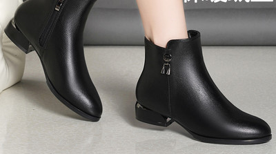 Öko velúrból készült női csizma fém díszítéssel, meleg béléssel