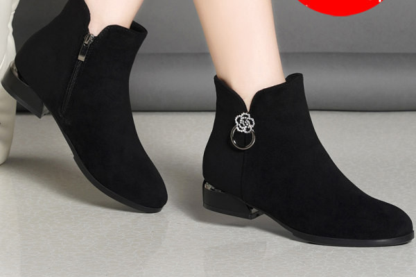 Öko velúrból készült női csizma fém díszítéssel, meleg béléssel