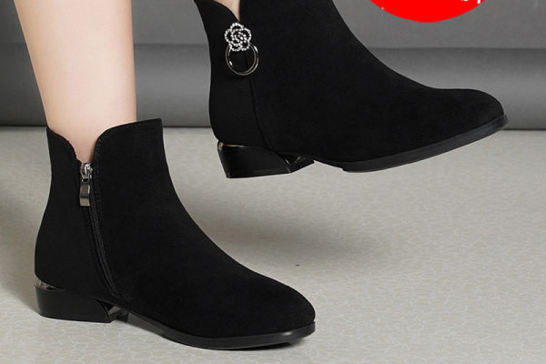 Öko velúrból készült női csizma fém díszítéssel, meleg béléssel