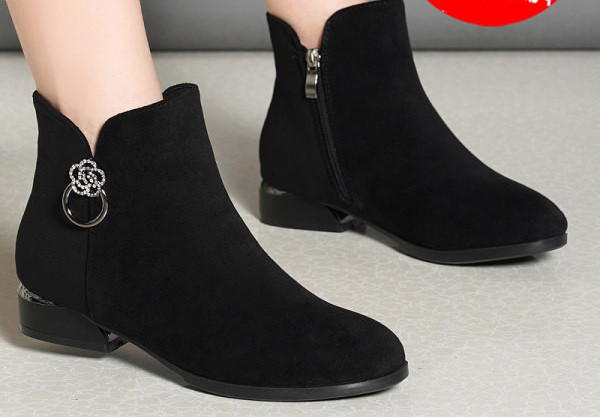 Öko velúrból készült női csizma fém díszítéssel, meleg béléssel