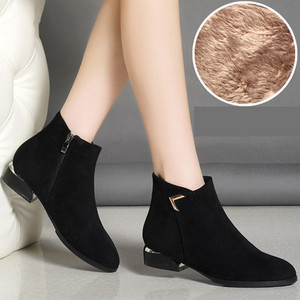 Alkalmi női csizma meleg béléssel, fekete színben