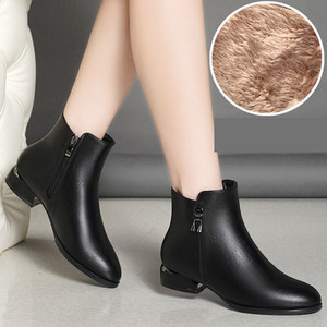 Alkalmi női csizma meleg béléssel, fekete színben