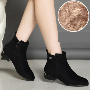 Alkalmi női csizma meleg béléssel, fekete színben