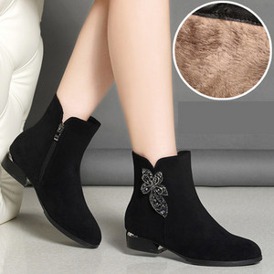 Alkalmi női csizma meleg béléssel, fekete színben