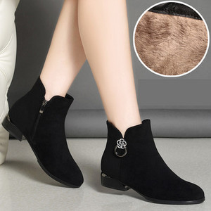 Alkalmi női csizma meleg béléssel, fekete színben