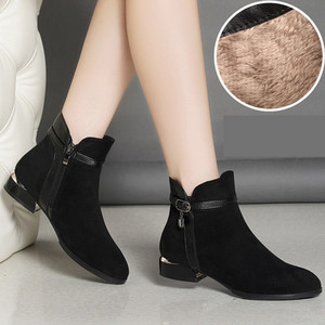 Alkalmi női csizma meleg béléssel, fekete színben