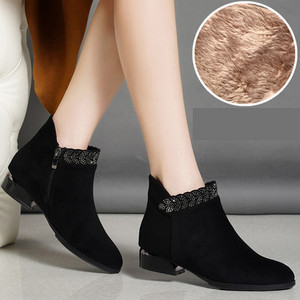 Alkalmi női csizma meleg béléssel, fekete színben