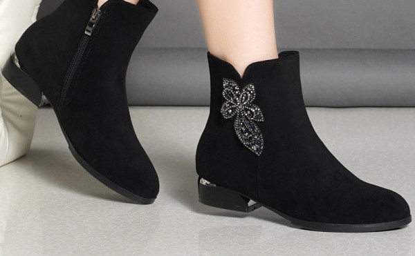 Alkalmi női csizma meleg béléssel, fekete színben