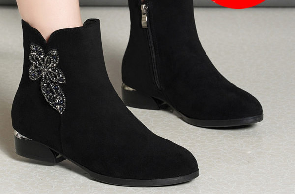 Alkalmi női csizma meleg béléssel, fekete színben